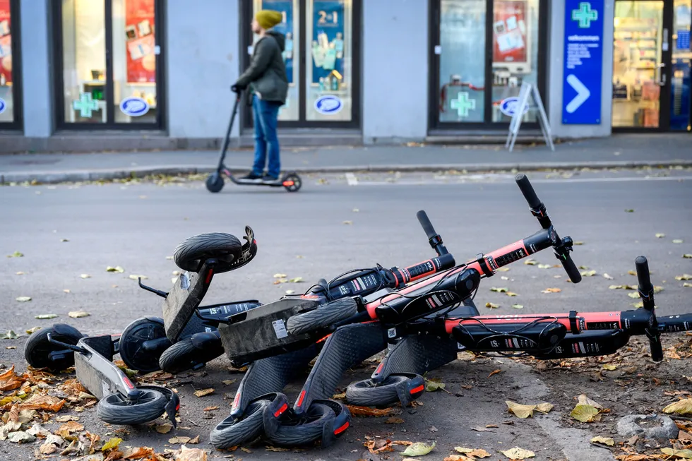 Elektriske sparkesykler henslengt på Olaf Ryes plass i Oslo.