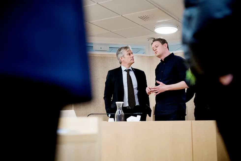Henrik Huseby (til høyre) og advokat Per Harald Gjerstad i Oslo tingrett i januar 2018. Tingretten ga Huseby medhold, men Apple anket og vant i lagmannsretten. Nå håper Huseby at Høyesterett vil se på saken.