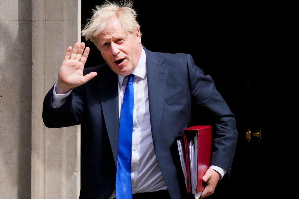 Takk og farvel? Boris Johnson på vei til Parlamentet for å svare for seg onsdag.