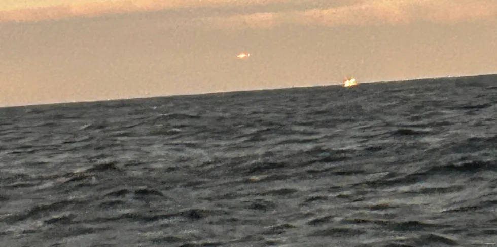 Flere båter søker etter en mann som har falt over bord fra en fiskebåt i Lopphavet.