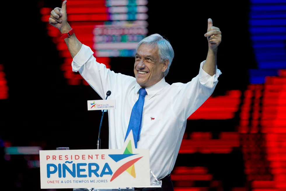 Sebastián Piñera og Alejandro Guillier må ta et nytt oppgjør om hvem som skal bli president i Chile. Foto: AP / Esteban Felix / NTB scanpix