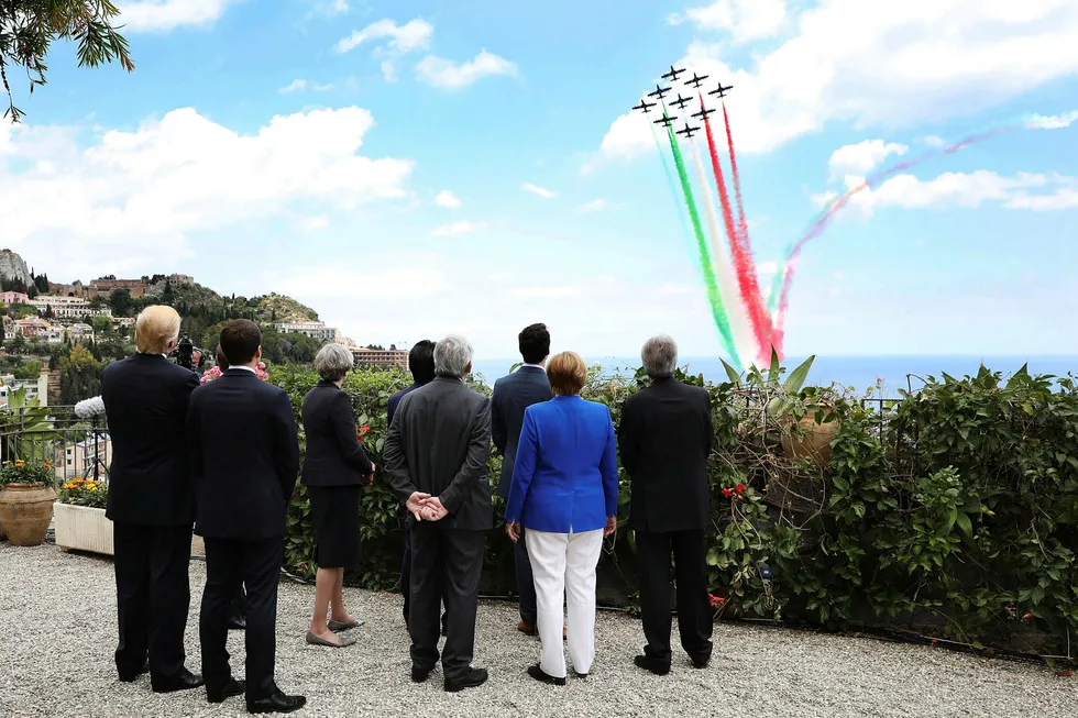 – Tiden der vi kunne stole fullt og helt på andre er til en viss grad forbi, det er hva jeg har erfart i løpet av de siste dagene, sa Tysklands forbundskansler Angela Merkel søndag. Bakteppet var blant annet G7-møtet med USAs president Donald Trump (ytterst til venstre), som her ser opp på den italienske flyskvadronen. Foto: Dan Kitwood/Getty Images