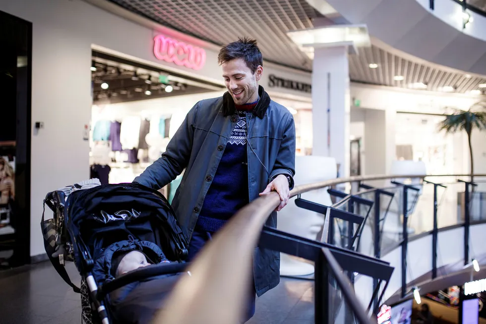 Torbjørn Grønningen (31) og sønnen Vebjørn (åtte måneder) på shoppingsenteret Oslo City. Faren sjekker alltid hvor en vare er billigst, både i Norge og utlandet, og stoler på prisene han får oppgitt. Foto: Nicklas Knudsen