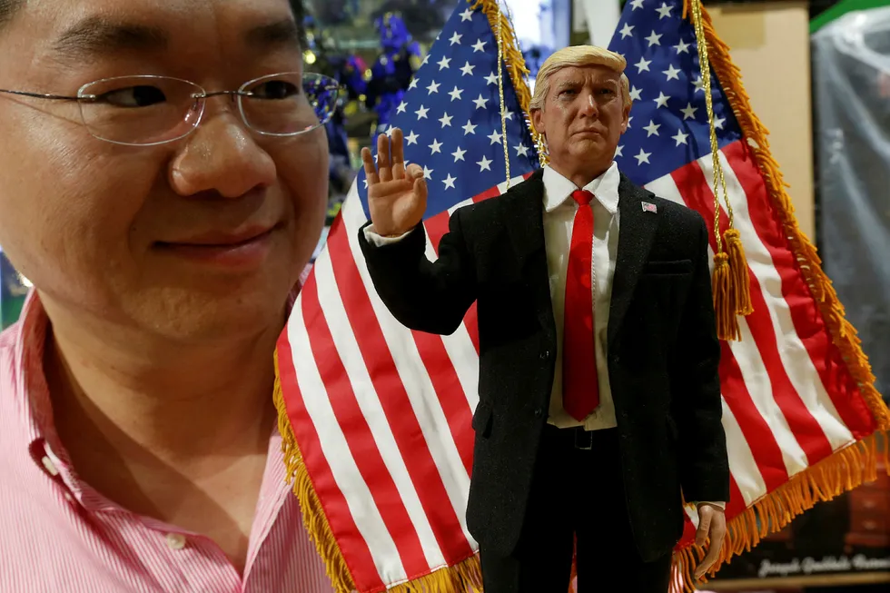 Det kinesiske selskapet DID Corporation vil lansere actionhelten Donald Trump i mars – i form av en 40 centimeter høy lekefigur. En prototyp ble vist frem i Hong Kong sist lørdag. Foto: Bobby Yip/Reuters/NTB Scanpix