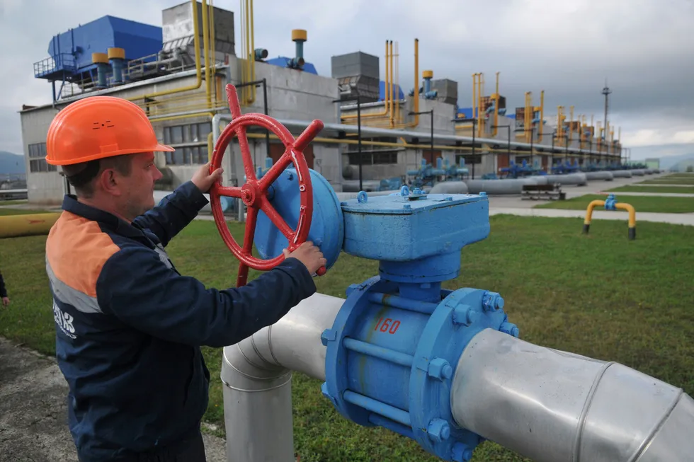 En arbeider ved gassanlegget Volovets vest i Ukraina. Så langt i vinter har gassprisene vært svært høye.