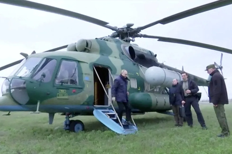 President Vladimir Putin forlater her et helikopter på besøk i Kherson-regionen, som Russland okkuperer, hevder offisielle kilder.