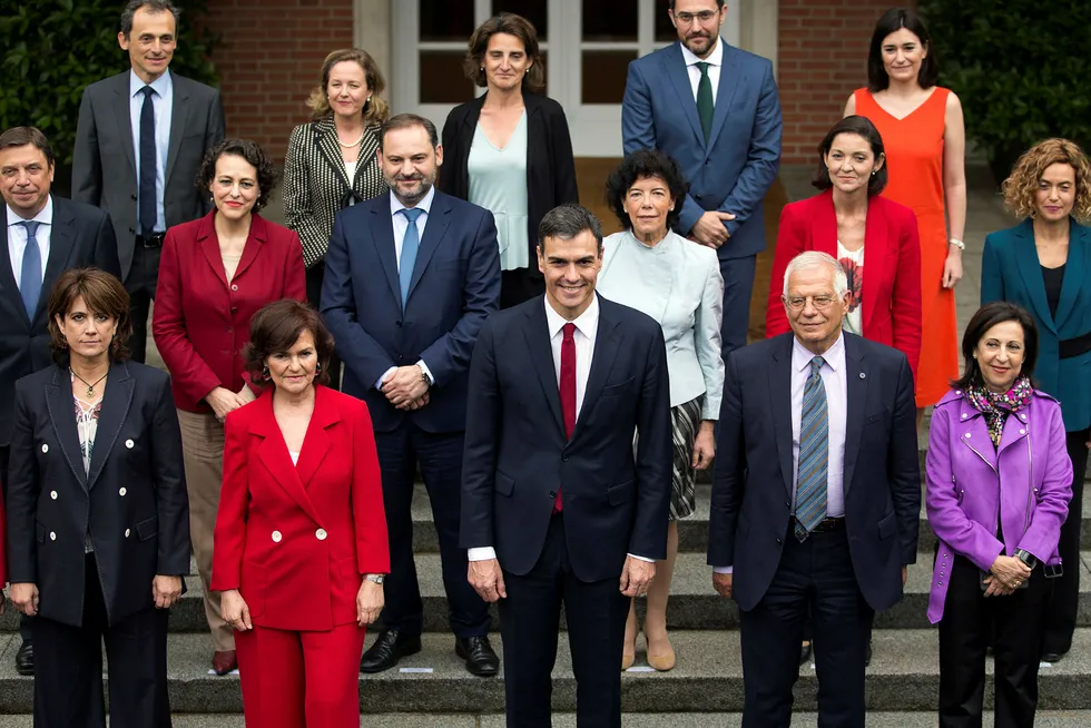 Spanias kultur- og sportsminister Maxim Huerta står bakerst, nummer to fra venstre, på dette klassebildet etter det første regjeringsmøtet ledet av Pedro Sanchez (i midten) 8. juni. Foto: Francisco Seco / AP / NTB scanpix