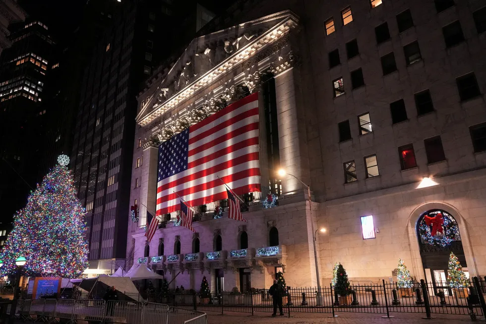 Et jule tre og det amerikanske flagget pryder New Yorsk Stock Exchanges børsbygning før Donald Trump åpnet handelen torsdag.