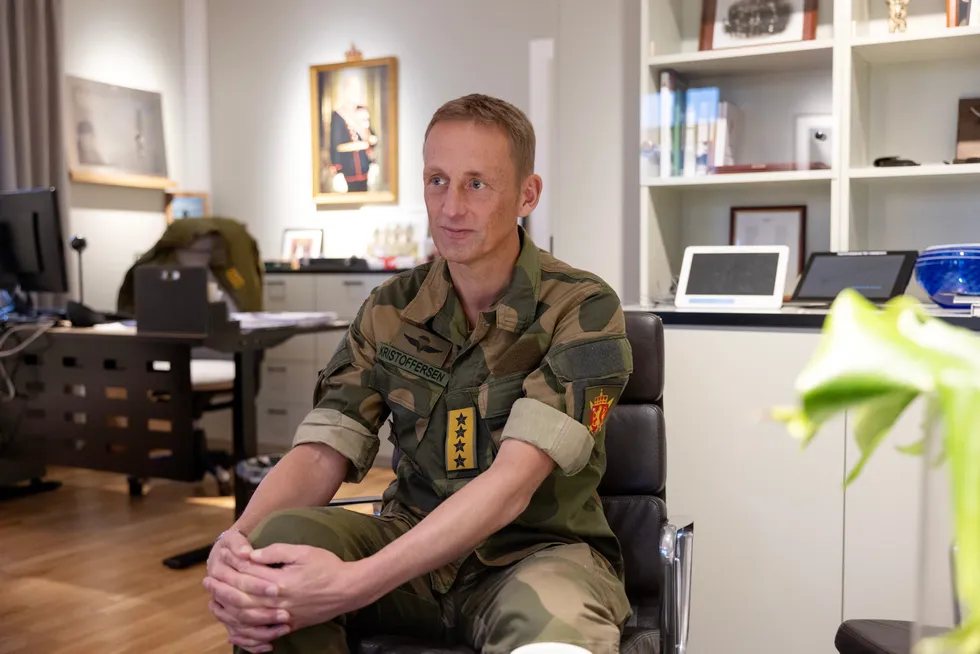 På sitt kontor, lokalisert i samme bygning som Forsvarsdepartementet, påpeker forsvarssjef Eirik Kristoffersen at forsvarsbudsjettet ikke er stort nok, på tross av økningen, til å gi ham det han trenger for å sikre Norge i krise og krig.