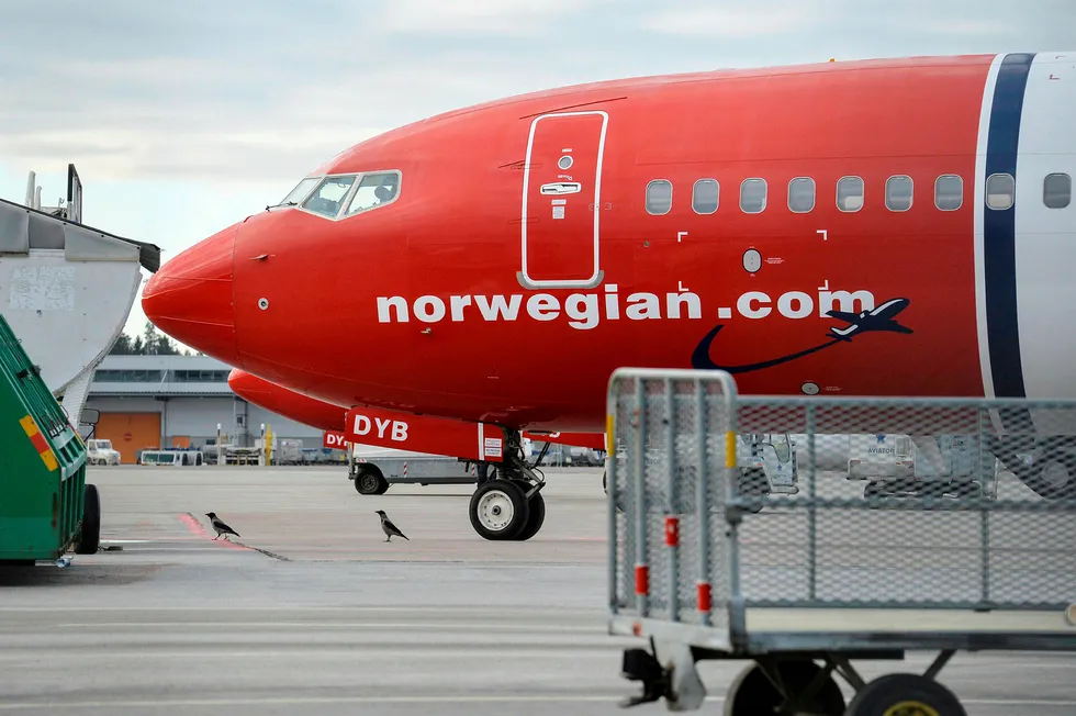 Et Norwegian-fly står parkert på Arlanda lufthavn i Stockholm.
