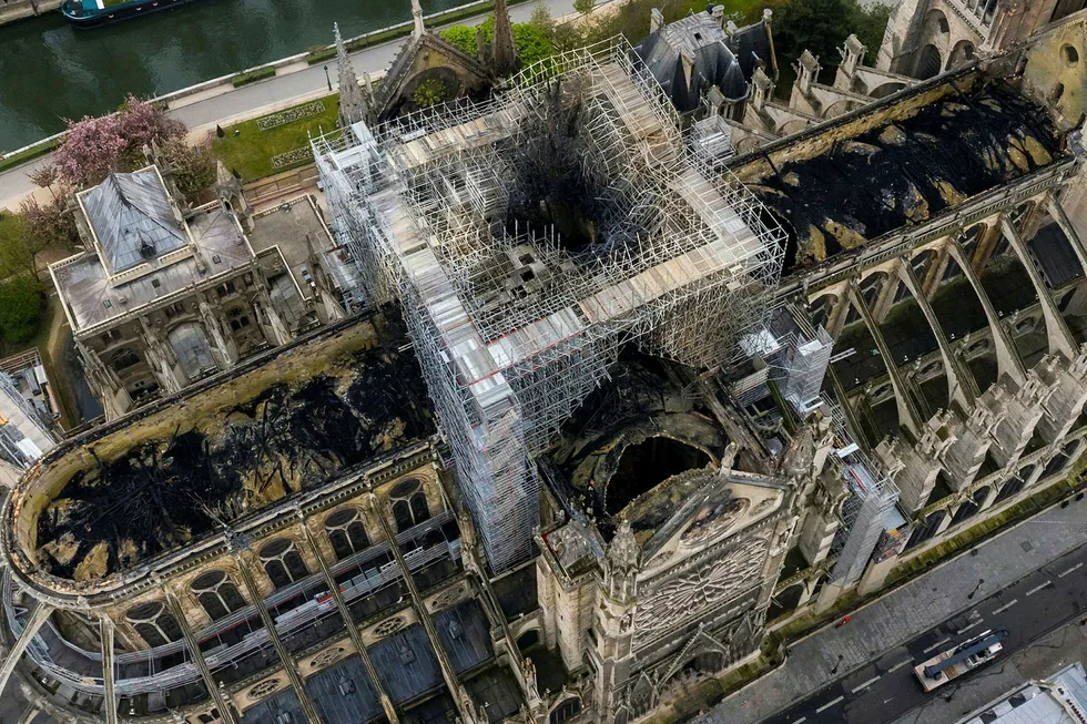 Arkitektkontoret Snøhetta vurderer å delta i arkitektkonkurransen om å tegne nytt hovedspir på Notre-Dame, etter at spiret ble ødelagt i den voldsomme brannen for få dager siden.