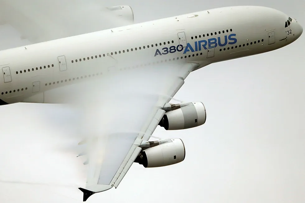 En Airbus A-380 i luften under en demonstrasjonsflygning i 2015. Flyselskapet Air France setter samtlige av sine ni fly av denne typen på bakken for godt.