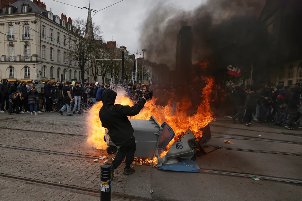 Torsdag tok franske demonstranter til gatene i Nantes. Protestene rettet seg mot landets nye pensjonslov.