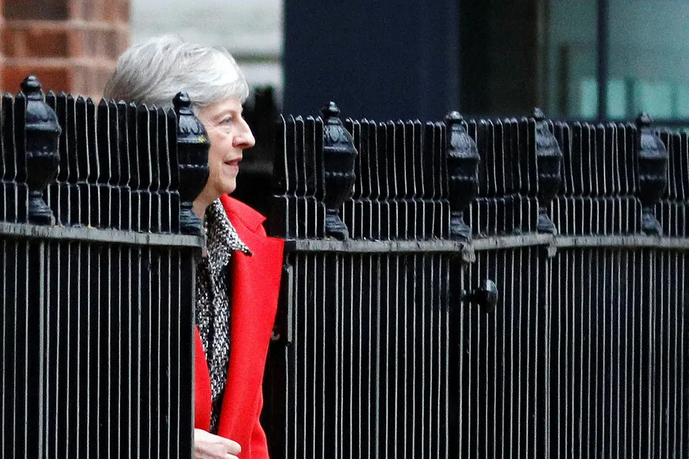 Storbritannias statsminister Theresa May forlater Downing Street via en bakvei torsdag.