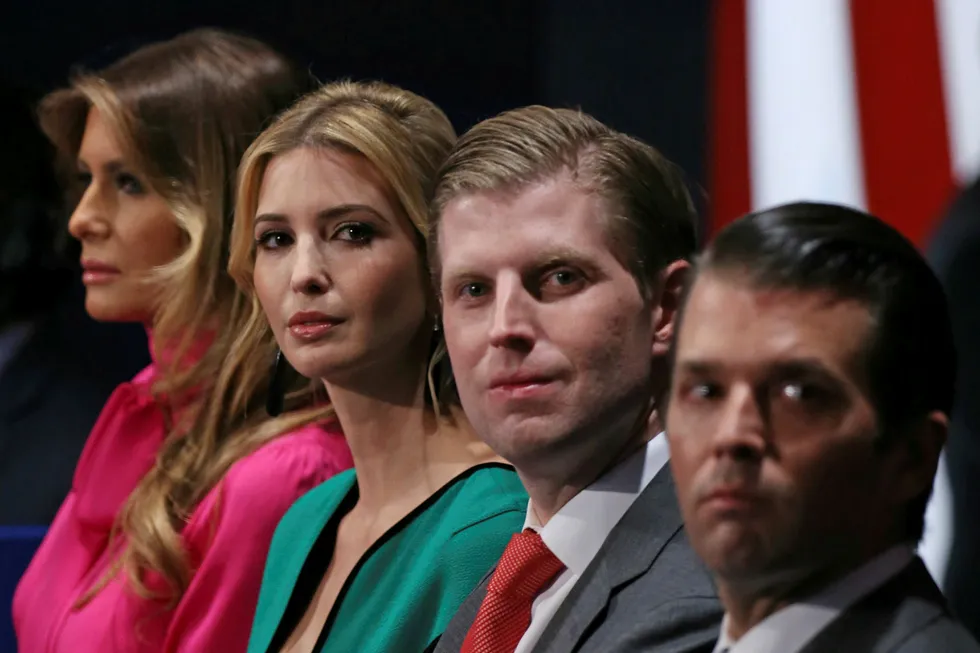 Donald Trumps to sønner, Don og Eric, skal drive den påtroppende presidentens forretninger mens han sitter i det hvite hus. Foto: TASOS KATOPODIS