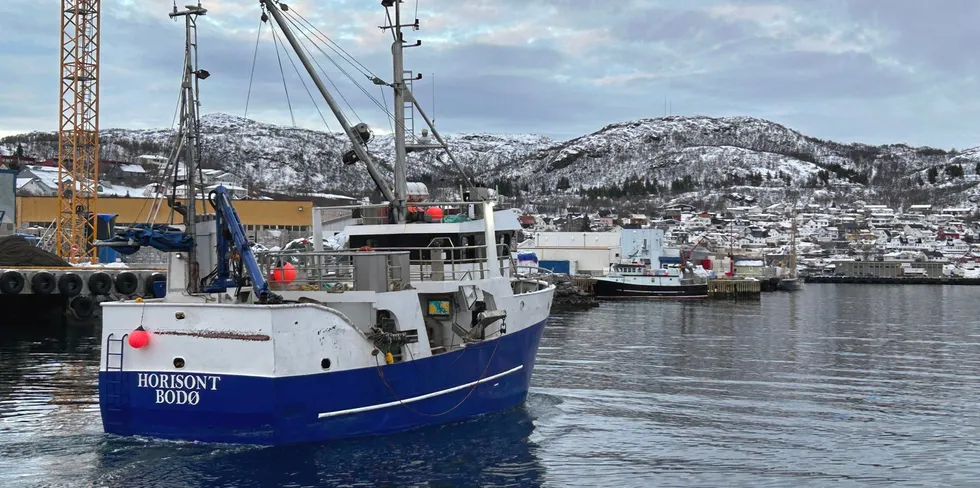 «Horisont» på 14,92 meter fra Landegode i Nordland på tur ut fra Skjervøy mandag ettermiddag. Ett døgn etterpå har båten, som er eid av Amund og Reidar Sivertsen, innmeldt 26 tonn sild.