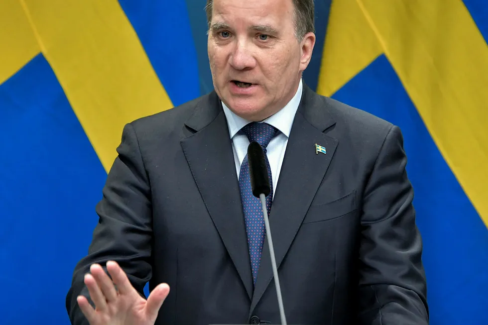 Statsminister Stefan Löfven og den svenske rødgrønne regjeringen trues av mistillit fra støttepartiet til venstre.