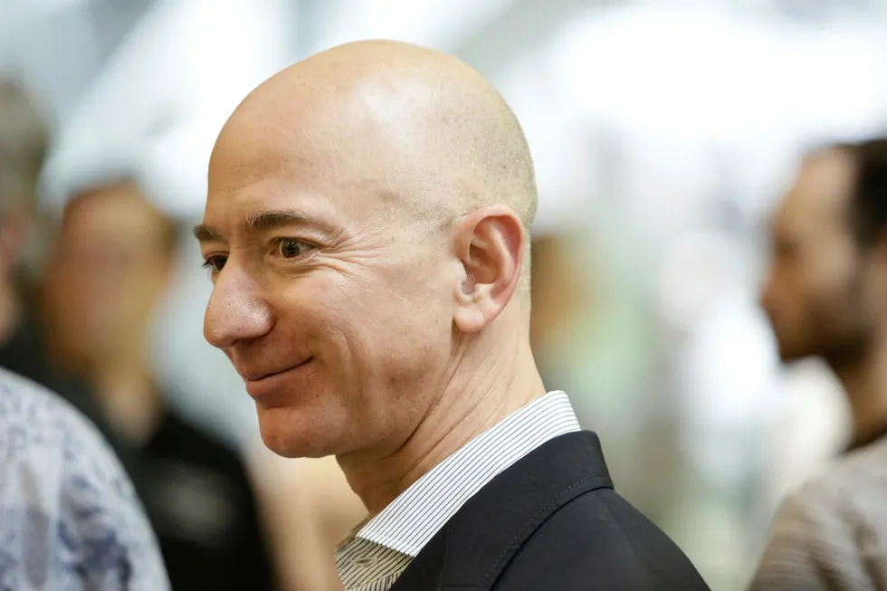 Amazon-sjef Jeff Bezos regnes som klodens rikeste person. Etter de gode resultatene torsdag kveld ligger han an til å bli enda rikere. Foto: JASON REDMOND/AFP/NTB Scanpix