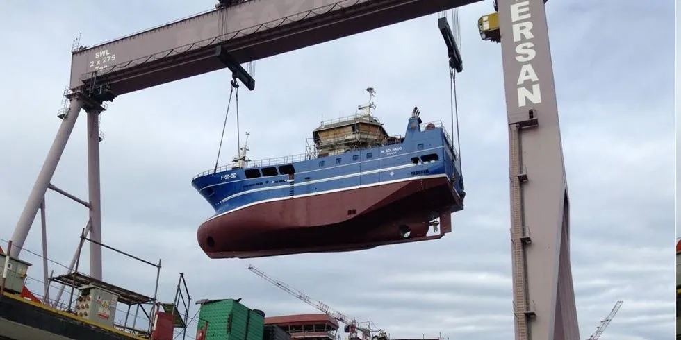 Nye "M-Solhaug" veide 460 tonn da den ble sjøsatt. Kranen hadde begrensning på 550 tonn, og det gjorde rederiets mann ved verftet nervøs. Foto: Torbjørn Torkildsen