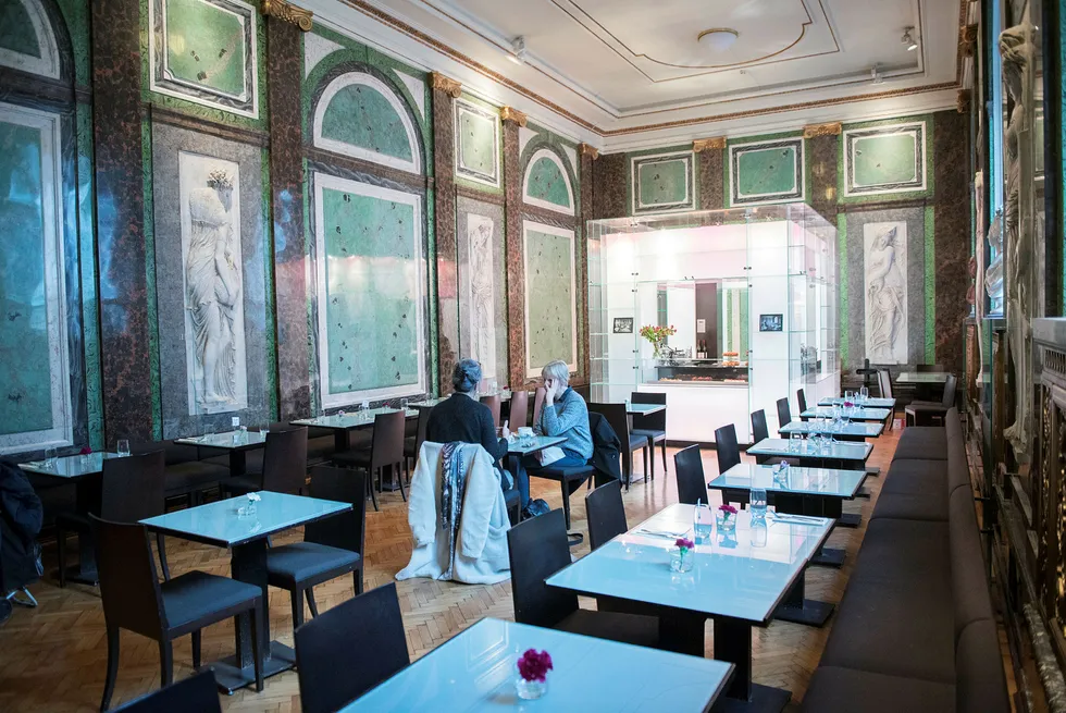Den franske sal har siste åpningsdag 13. januar. Rundt lunsjtider fylles salen fort opp av gjester som vil ha en siste bit av lokalets storhet – og smakfulle lunsj – før det stenger for godt.