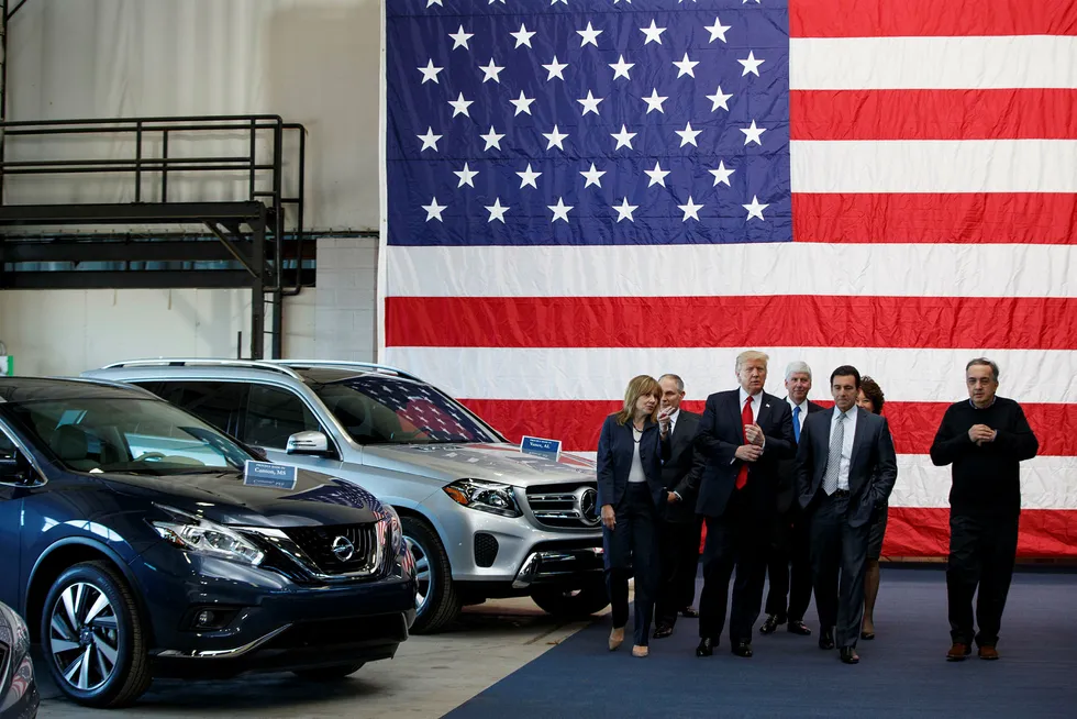 President Donald Trump truer med å trappe opp handelskrigen med Kina. Han anbefaler General Motors å stenge fabrikker i Kina – bilprodusentens største marked.
