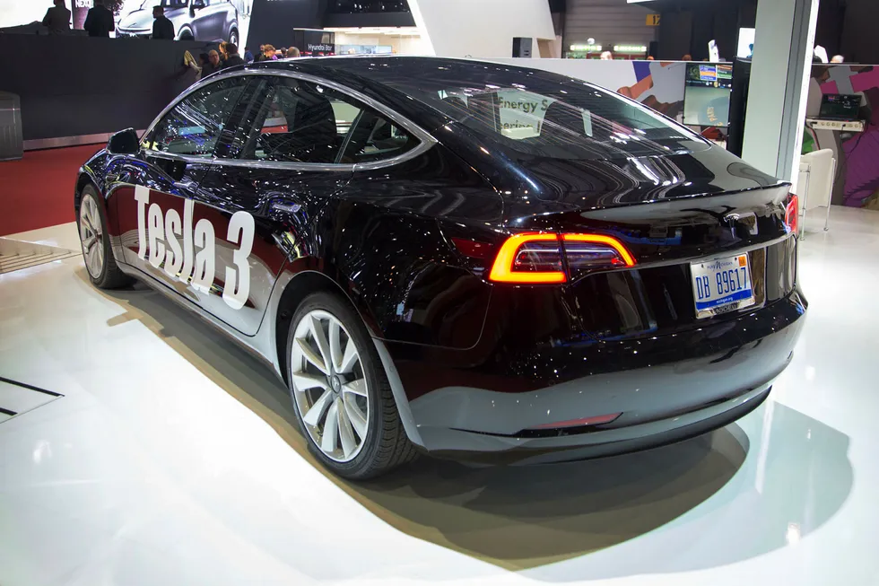 Tesla bygger nå omtrent 2000 Model 3 i uken. Her er bilen i Genève tidligere i vinter. Foto: Embret Sæter