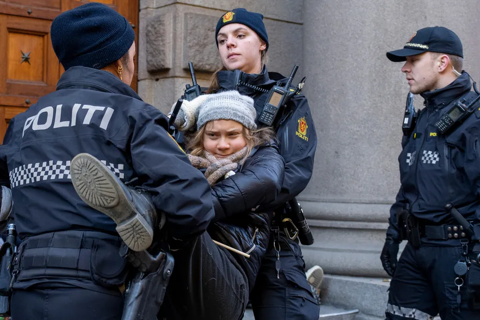 Greta Thunberg bæres bort av politiet etter å ha demonstrert i regjeringskvartalet.