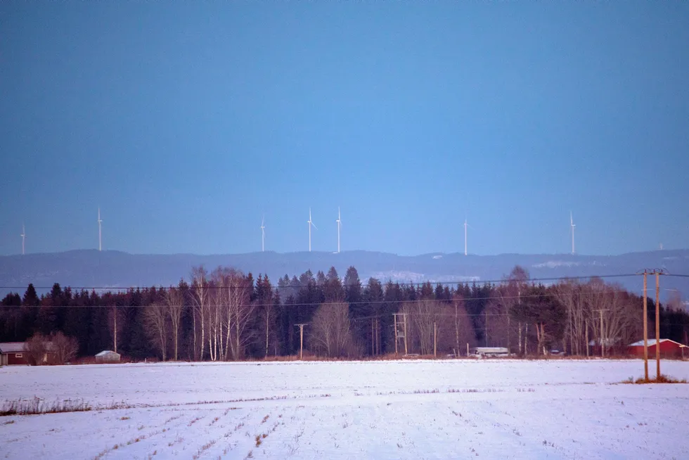 34 vindmøller i Nord-Odal vil stå ferdig til sommeren og rage 98 meter høyere enn Tryvannstårnet i Oslo.