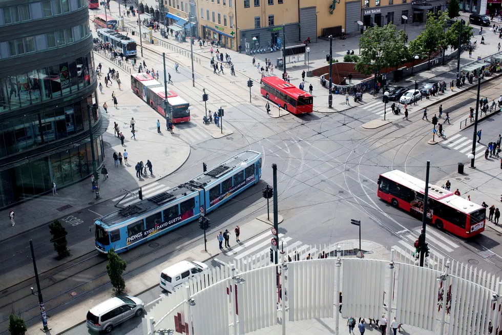 Oslo er blant de raskest voksende urbane områdene i Europa. Hovedstaden har voksesmerter i alle ledd: Kloakk, søppel, vann, energi, transport med mer, skriver artikkelforfatteren. Her fra Oslo sentrum. Foto: Øyvind Elvsborg