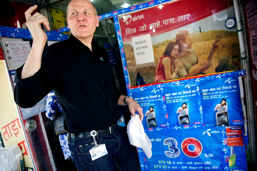 Telenors konsernsjef Sigve Brekke, her på vei inn i en telebutikk i Patna i India i 2012. Foto: Elin Høyland