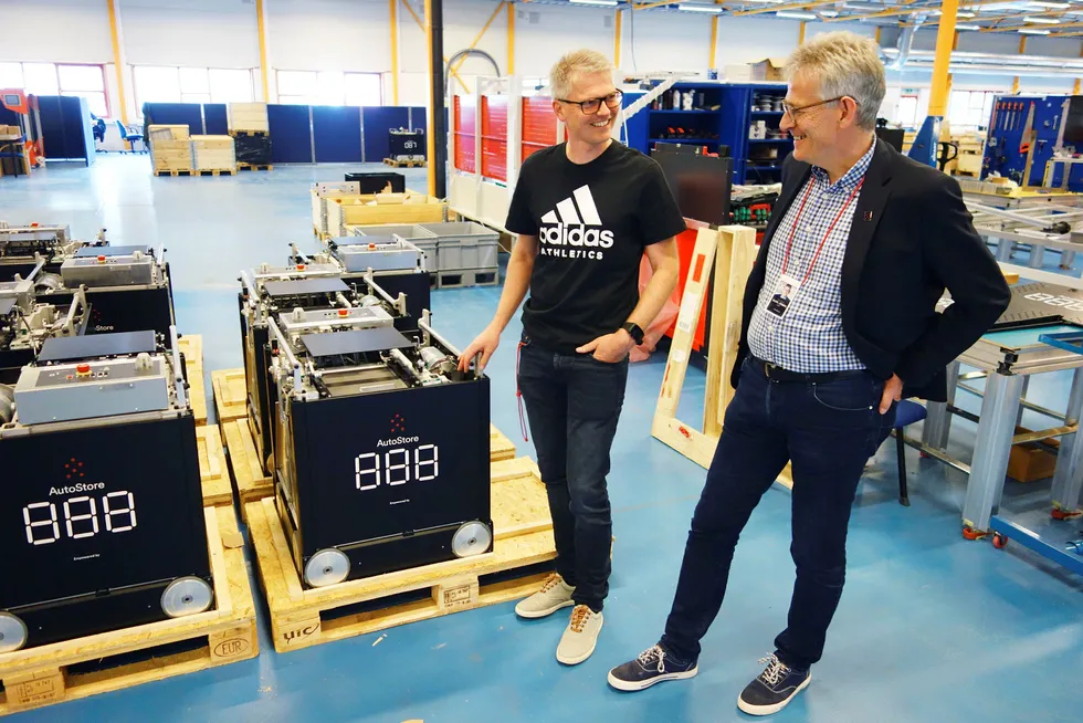 Autostore-sjef Karl Johan Lier (til høyre) og utviklingssjef Ole Alexander Mæhle viser rundt i utviklingsavdelingen ved hovedkontoret i Nedre Vats i Rogaland. 80 av 260 ansatte befinner seg i Norge, de fleste innerst i denne vestlandsfjorden.