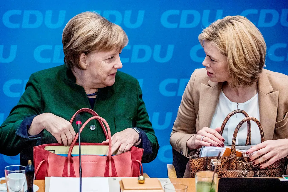 Fungerende forbundskansler Angela Merkel kan ha funnet en regjeringspartner. Her med partifelle og nestleder i CDU Julia Klöckner under et partimøte i Berlin mandag. Foto: John Macdougall/AFP/NTB Scanpix