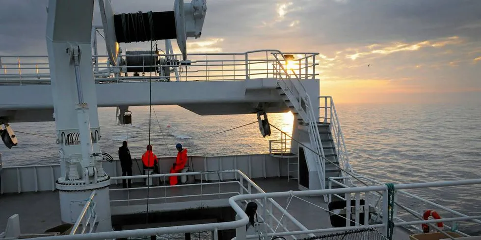 TRÅLTOKT: Fint vær og lite makrell på forskernes tråltokt i sommer, men fiskerne godtar ikke grunnlaget for de lave kvoteanbefalingene.Foto: Havforskningsinstituttet