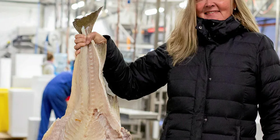 KVALITET: -Dette er våtsaltet torsk av aller beste kvalitet, reklamerer salgssjef Trine Knudsen hos Myre Fiskemottak. Den kommende vintersesongen ønsker hun seg enda mer fisk av denne typen.