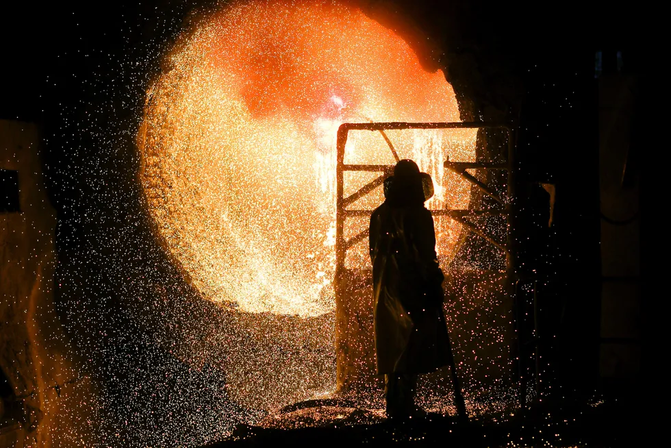 En ansatt i beskyttende drakt jobber med en øseovn på et av smelteverkene til den tyske stålprodusenten Salzgitter. I september falt aktiviteten i tysk industri på nytt.