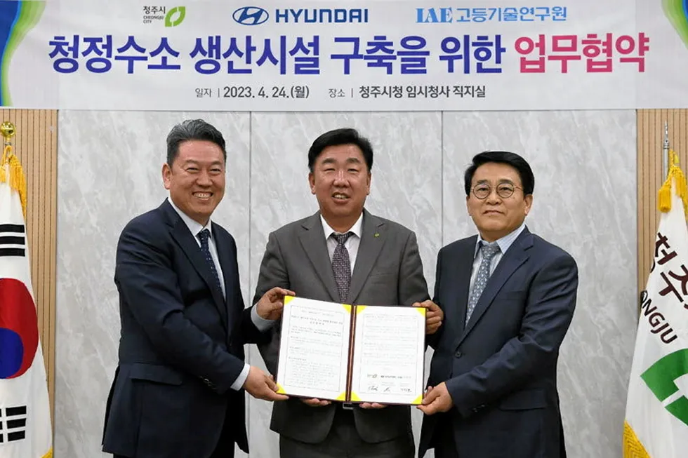 From left: Seo Gang-hyeon, head of Hyundai's planning and finance division; Cheongju city mayor Lee Beom-seok; and IAE head Kim Jin-Gyun at a ceremony in Cheongju city hall on Monday to announce the new project.