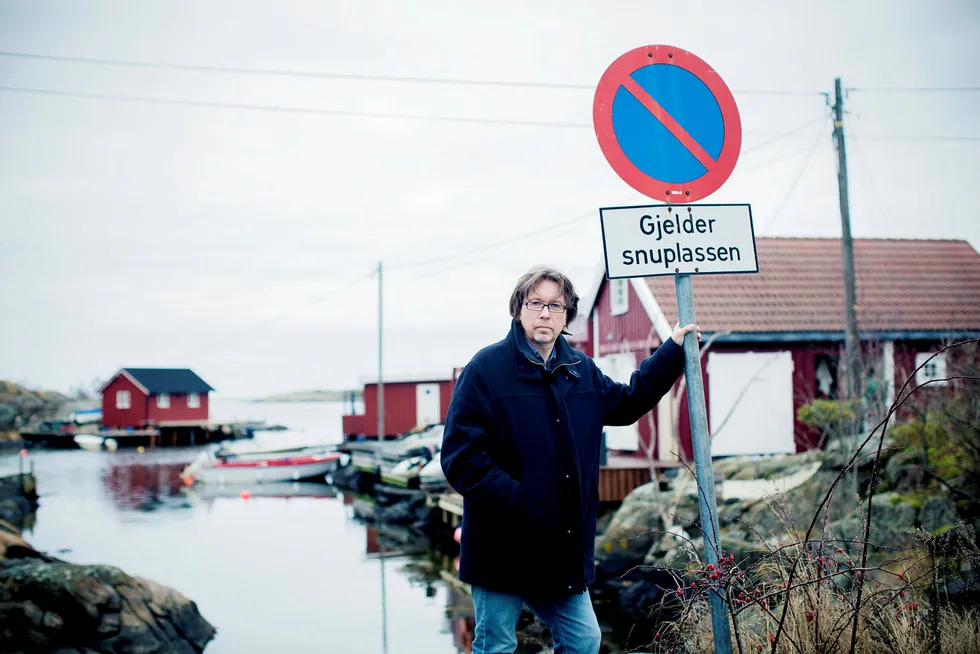 Lakselusforskeren Baard Johannessen kjempet mot oppdrettsbransjen – og tapte. Nå flytter han for godt fra Tromøya utenfor Arendal (bildet) til Thailand. Foto: Tomm W. Christiansen
