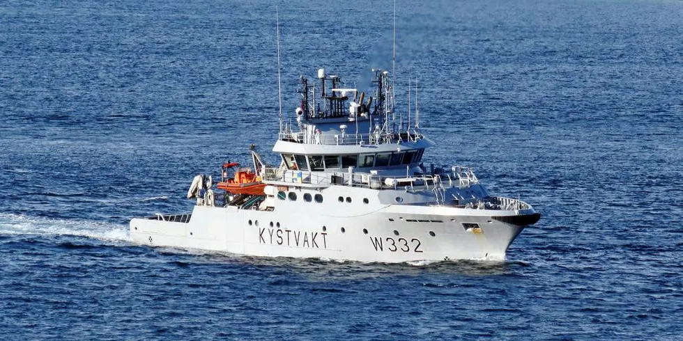 KONTROLL: Kystvaktskipet «Heimdal» hadde ansvaret for fiskerikontrollen på de aktuelle fiskefeltene da fiskedumpingen ble avslørt.Foto: Jon Eirik Olsen