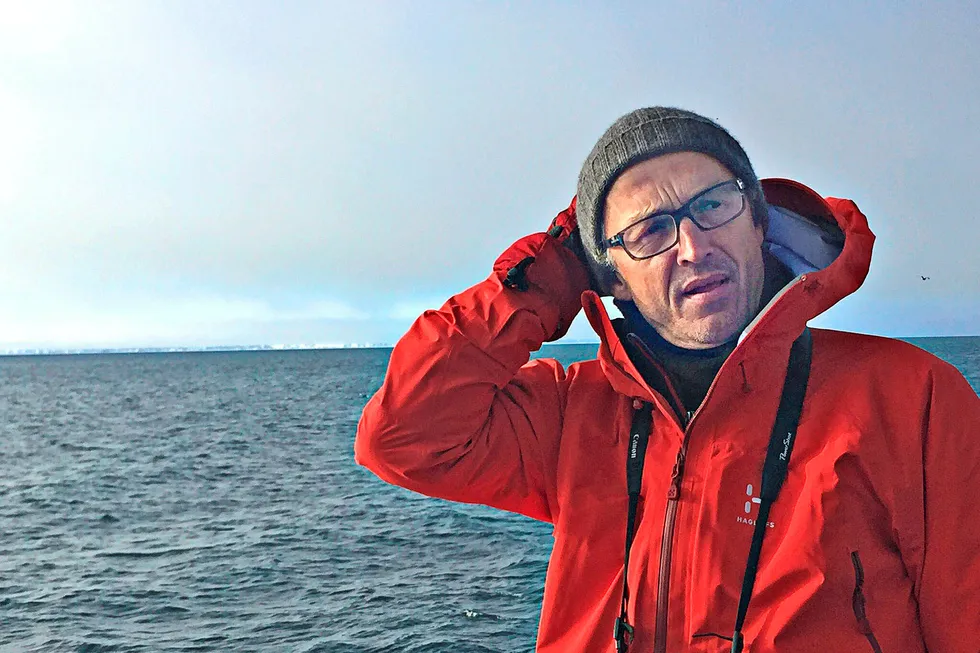 I fjor seilet bærekraftsdirektør Bjørn Otto Sverdrup i Statoil rundt Svalbard med flere topper fra organisasjonslivet. Han greide seg utmerket uten telefonen, men innrømmer at han ikke var foruten alkohol. Foto: Privat