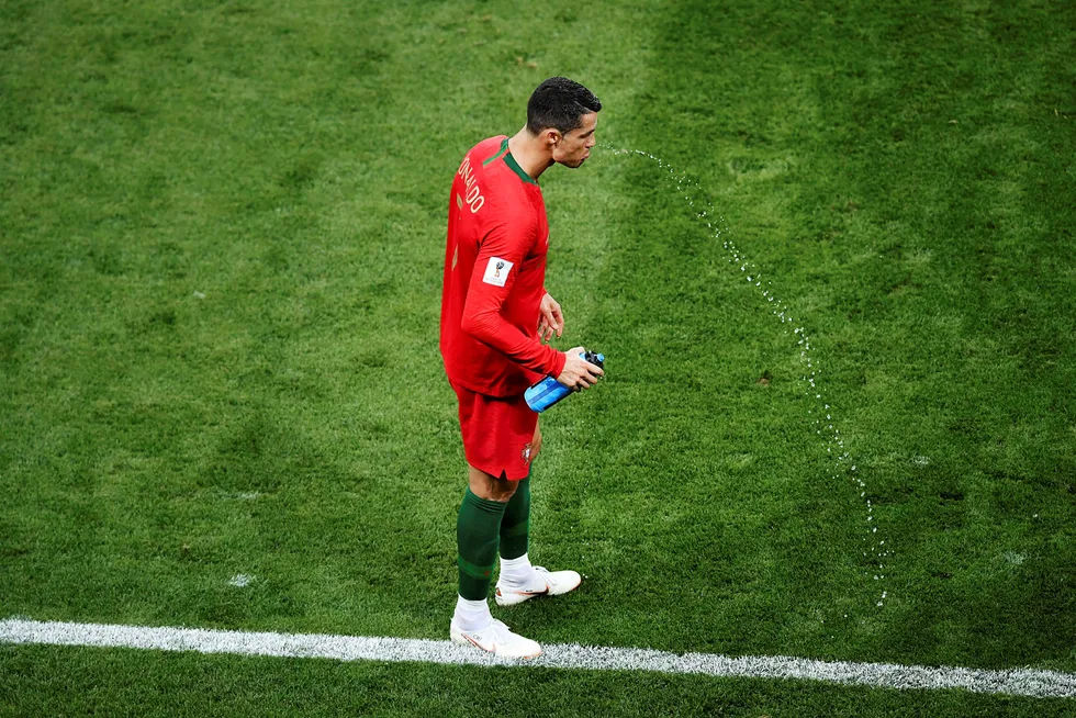 Portugals Cristiano Ronaldo spytter ut sportsdrikken under kampen mot Iran under sommerens VM i fotball i Moskva. – Det spekuleres i om det finnes en form for karbohydratreseptorer i munnhulen. Bakgrunnen for at dette gjøres, er at det er flere studier som viser at man kan få en rask oppkvikkende stimuli på lik linje som ordinært inntak av karbohydratholdig drikke som svelges, sier ernæringsrådgiver Morten Mørland.