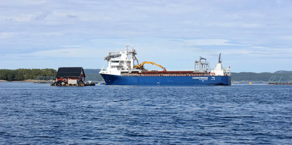 Illustrasjonsfoto: En av fôrfrakterne til Fjordfrende, som frakter fôr for Skretting og Cargill. Her fra Lerøy sin lokalitet Kjørvikgrunn i Heim kommune i Trøndelag.