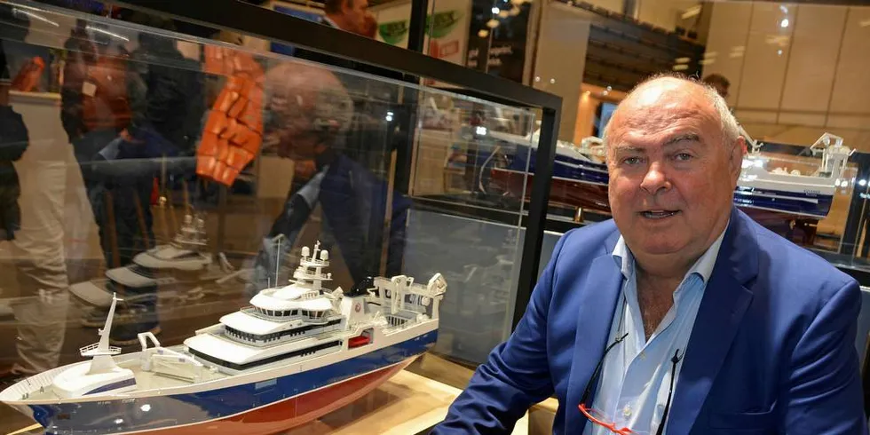 INNOVASJONSPRIS: Peder O. Lie i Libas-rederiet og Egil Sandvik i Salt Ship Design ble tildelt Innovasjonsprisen under Nor-Fishing tirsdag. Nye «Libas» blir nummer 15 i rekka i løpet av 40 år for det innovative rederiet.Foto: Einar Lindbæk