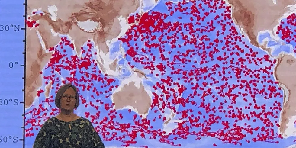 Hver eneste prikk er en havforskningsrobot. Seniorforsker Siv Lauvset ved Norce og Bjerknessenteret viser frem det globale robotnettverket på Christiekonferansen.
