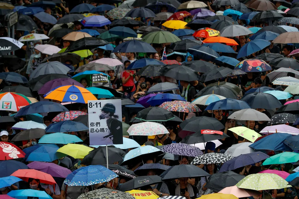 Demonstranter tok igjen til gatene tross regnet i Hongkong.