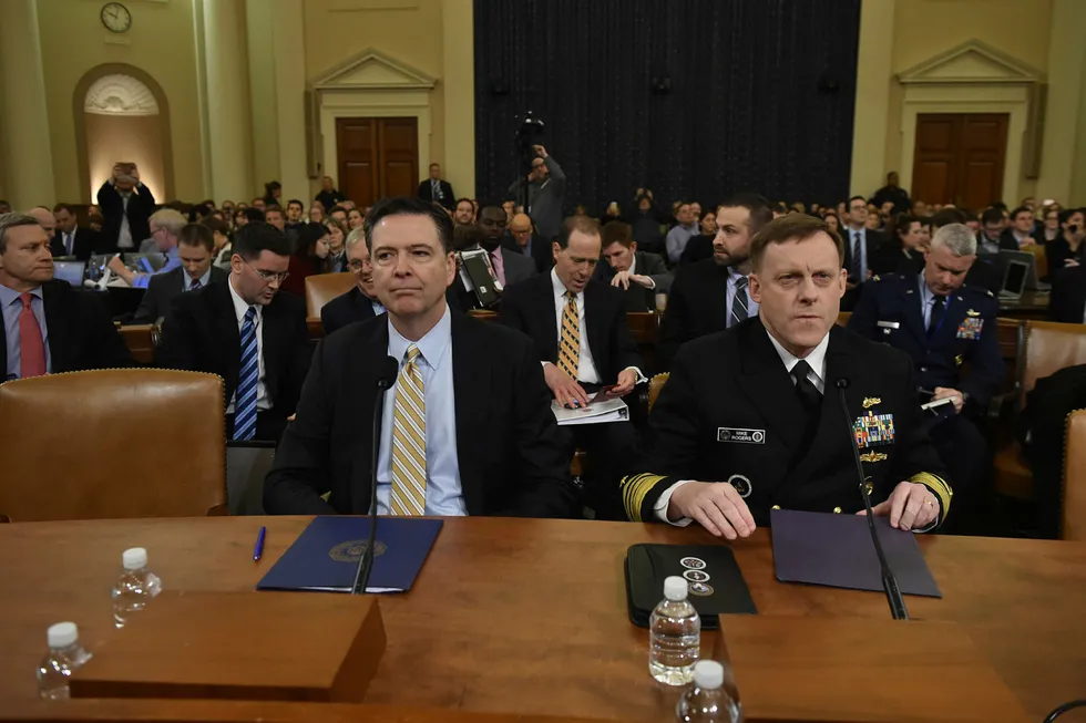 Direktør for FBI James Comey og direktør for NSA Mike Rogers snakker på en høring i Kongressen mandag om Russlands påvirkning på presidentvalgkampen. Foto: NICHOLAS KAMM
