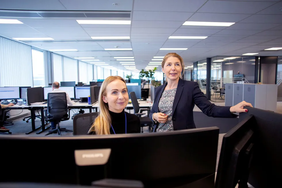Administrerende direktør i Global Connect Norge, Charlotta Rehman (til høyre), er på ett punkt overrasket over sjefenes holdning til hjemmekontor. Her er hun sammen med informasjonssjef Anne Vandbakk i Global Connect Norge
