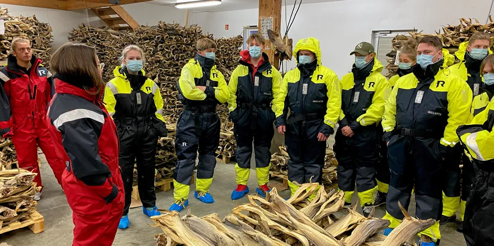 INNBLIKK: Naturbrukselevene ved Vest-Lofoten videregående skolen på besøk hos Lofoten Sjøprodukter og deres visningssenter i Mortsund, hvor de også fikk være med på tørrfiskvraking.