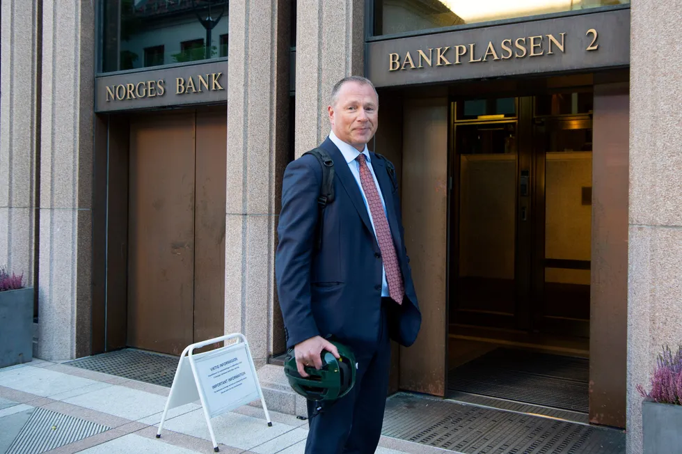 Nicolai Tangen på vei inn i Norges Bank til sin første dag på jobben som sjef for Oljefondet.