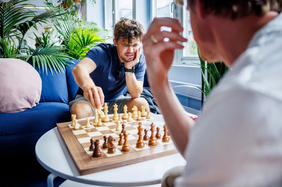 Magnus Carlsen er i gang med et nytt sjakkselskap.