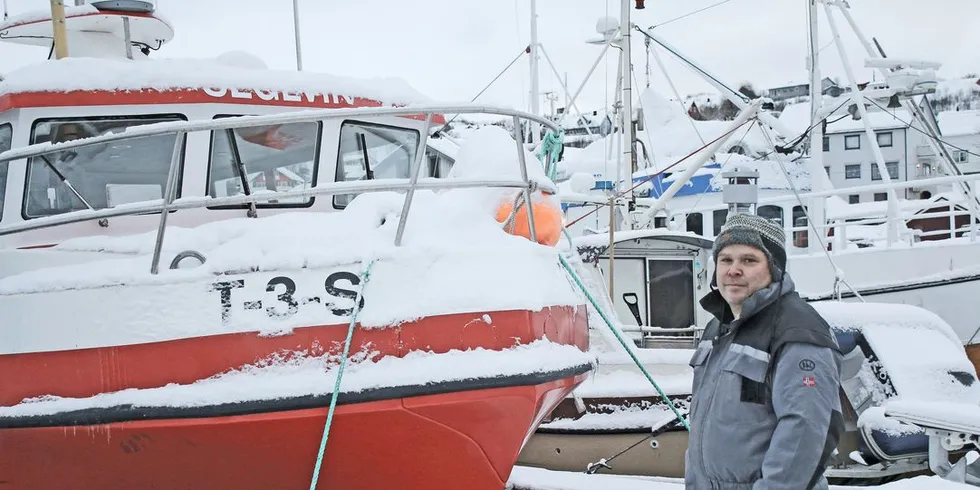 Jan Hansen fra Skjervøy advarer folk mot å betale båten på forskudd, slik han gjorde. Foto: Arne Fenstad.